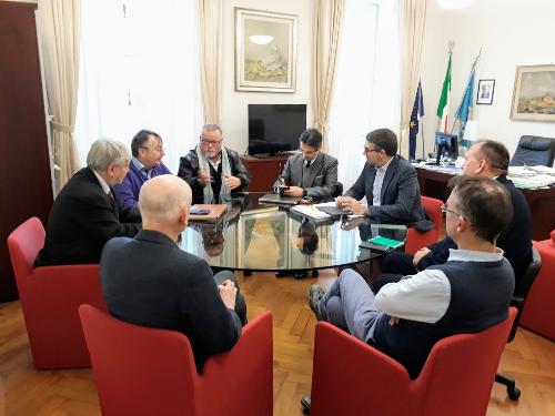 L'incontro tra l'assessore regionale alle Politiche comunitarie, Pierpaolo Roberti, i presidenti della Slovenska kulturno-gospodarska zveza (Skgz) e della Svet slovenskih organizacij (Sso), Rudi Pavsic e Walter Bandelj, i direttori del Novi glas, Jurij Paljk, e del Novi Matajur, Michele Obit, e il direttore e il presidente del Primorski dnevnik, Aleksander Koren e Ales Waltritsch.